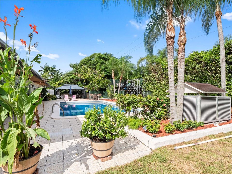 合同活跃: $1,250,000 (3 贝兹, 3 浴室, 3295 平方英尺)