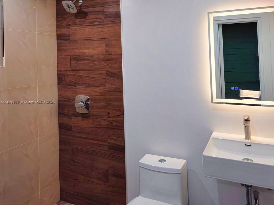 合同活跃: $1,250,000 (3 贝兹, 3 浴室, 3295 平方英尺)