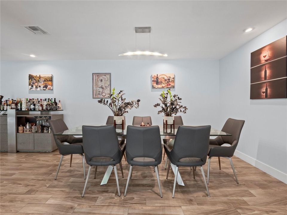 合同活跃: $1,250,000 (3 贝兹, 3 浴室, 3295 平方英尺)