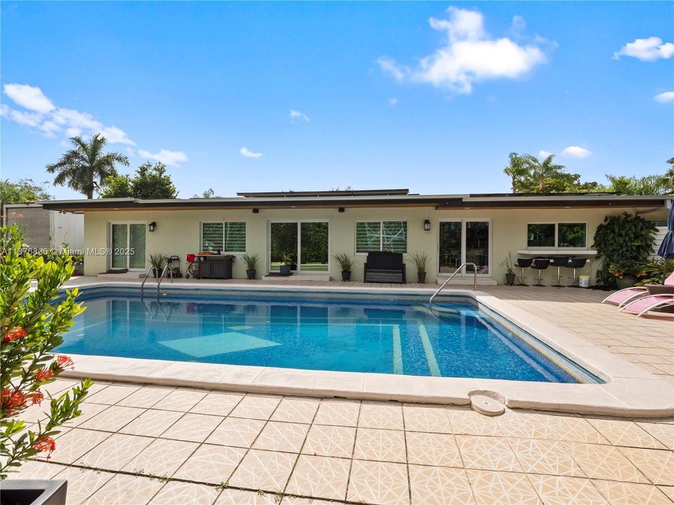 合同活跃: $1,250,000 (3 贝兹, 3 浴室, 3295 平方英尺)