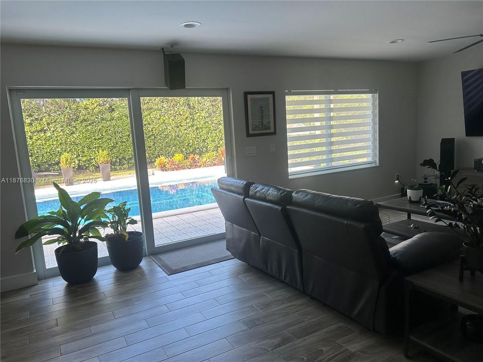 合同活跃: $1,250,000 (3 贝兹, 3 浴室, 3295 平方英尺)