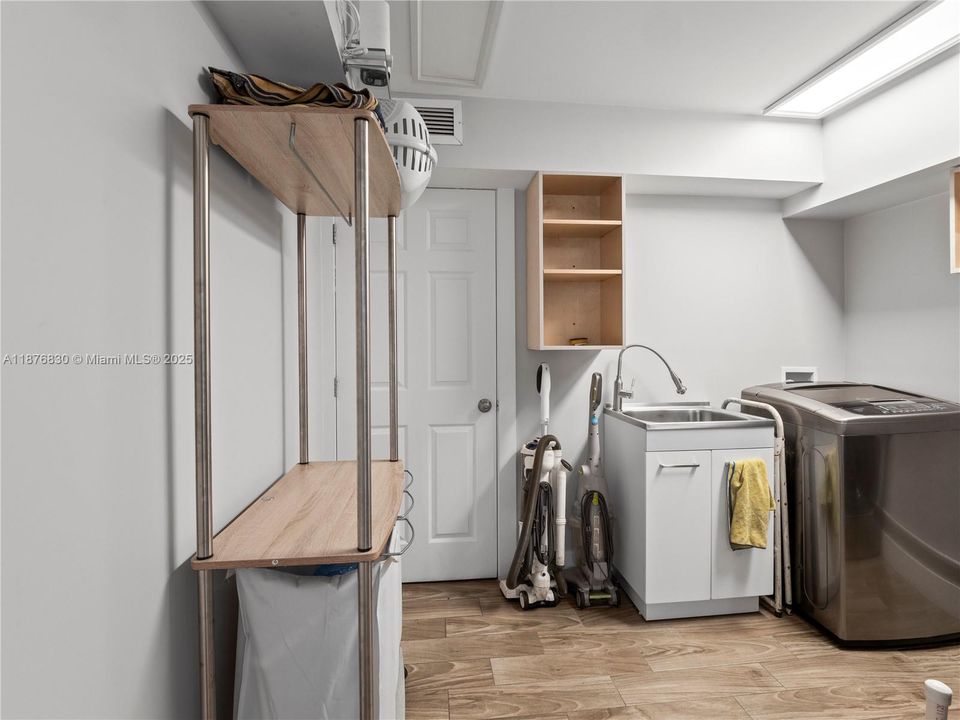 合同活跃: $1,250,000 (3 贝兹, 3 浴室, 3295 平方英尺)