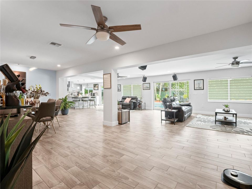 合同活跃: $1,250,000 (3 贝兹, 3 浴室, 3295 平方英尺)