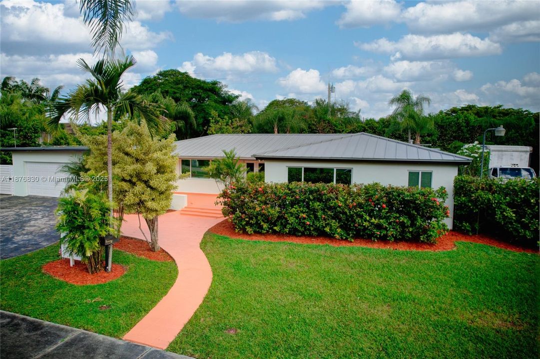 合同活跃: $1,250,000 (3 贝兹, 3 浴室, 3295 平方英尺)