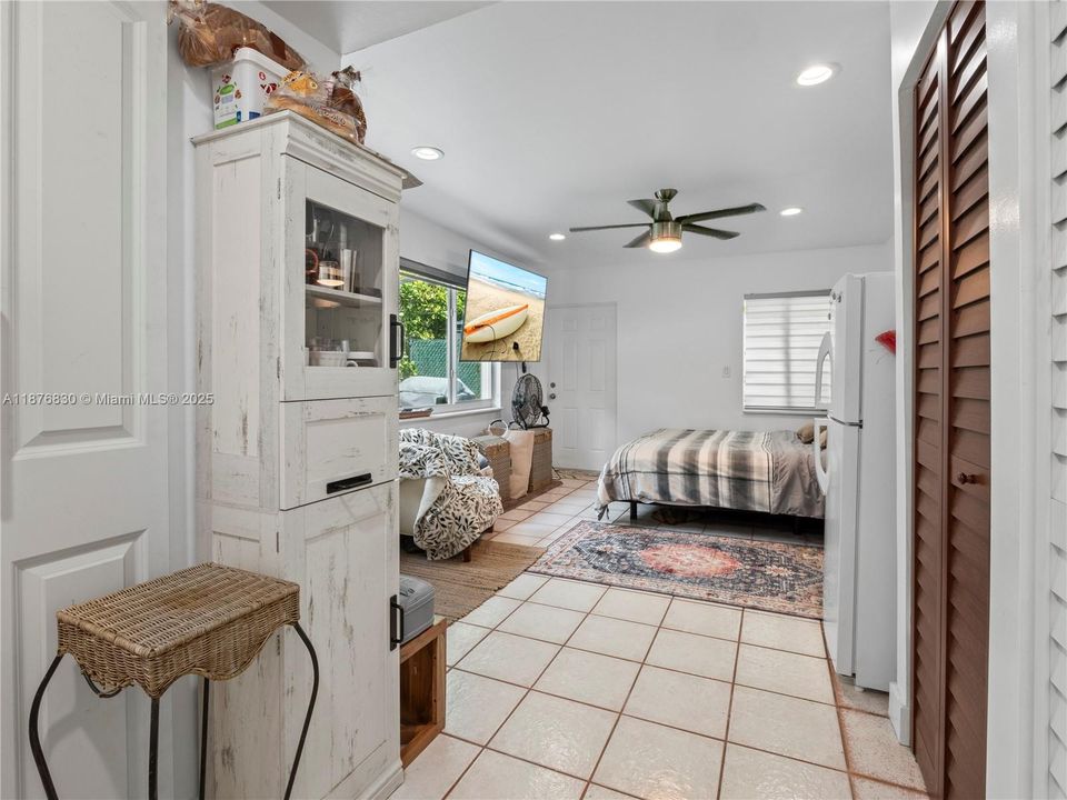 合同活跃: $1,250,000 (3 贝兹, 3 浴室, 3295 平方英尺)