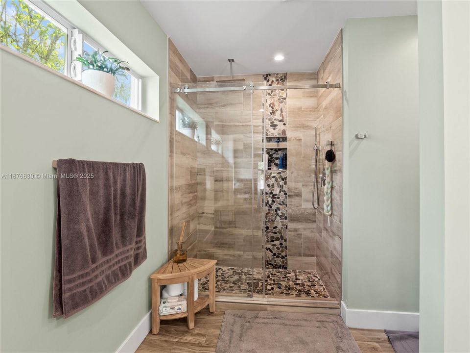 合同活跃: $1,250,000 (3 贝兹, 3 浴室, 3295 平方英尺)