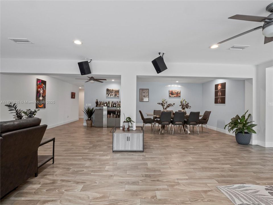 合同活跃: $1,250,000 (3 贝兹, 3 浴室, 3295 平方英尺)