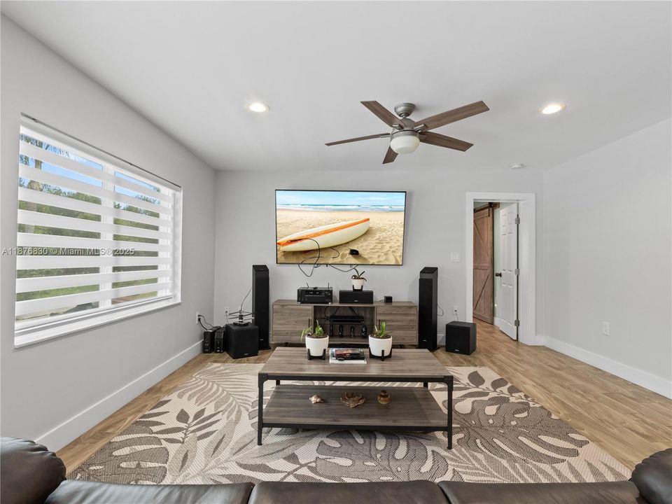 合同活跃: $1,250,000 (3 贝兹, 3 浴室, 3295 平方英尺)