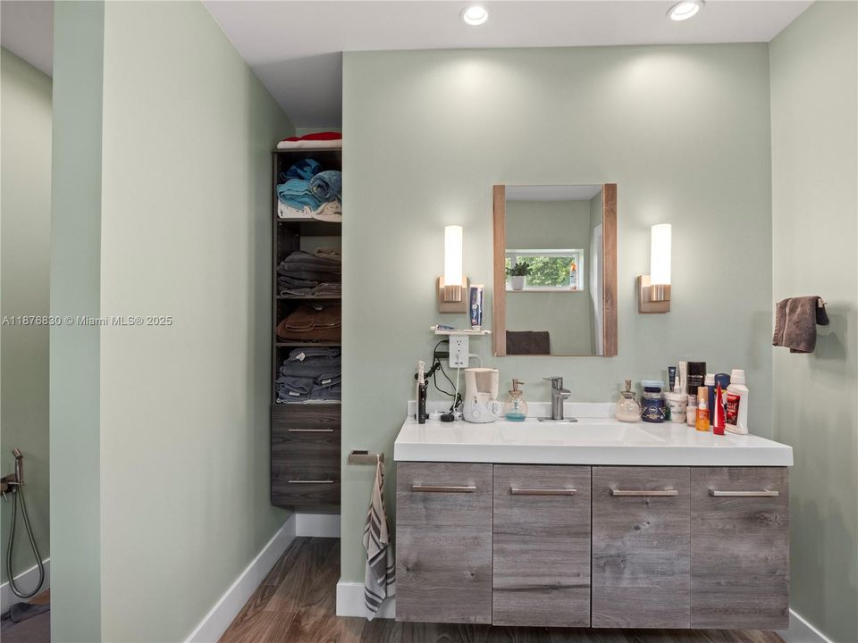 合同活跃: $1,250,000 (3 贝兹, 3 浴室, 3295 平方英尺)