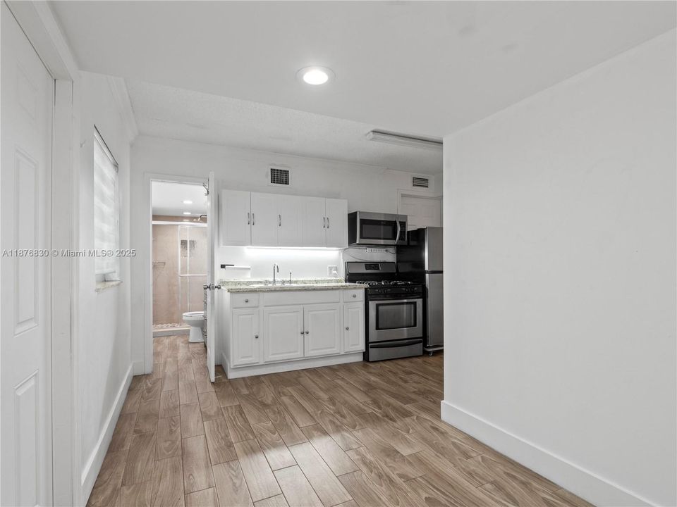 合同活跃: $1,250,000 (3 贝兹, 3 浴室, 3295 平方英尺)