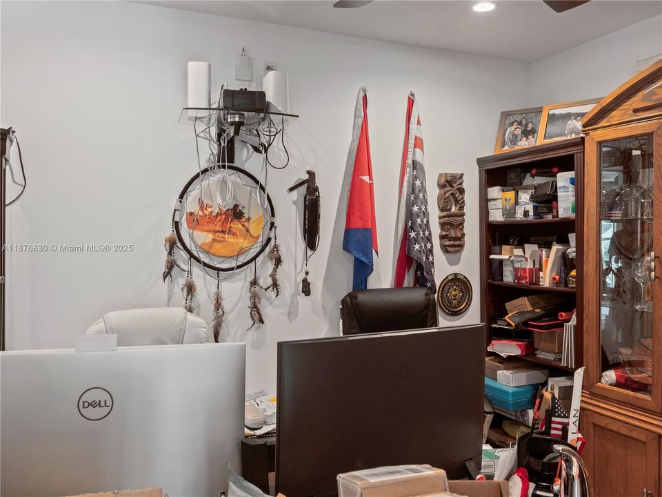 合同活跃: $1,250,000 (3 贝兹, 3 浴室, 3295 平方英尺)