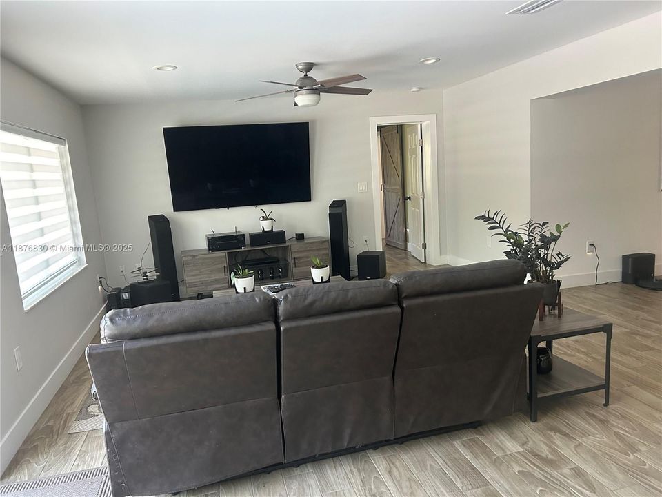 合同活跃: $1,250,000 (3 贝兹, 3 浴室, 3295 平方英尺)