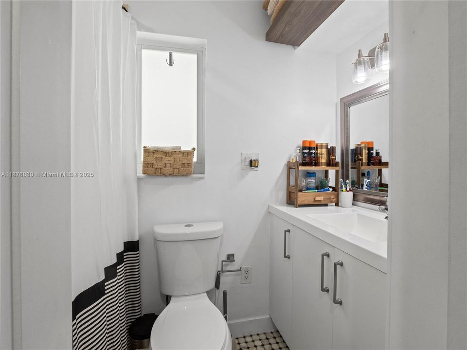 合同活跃: $1,250,000 (3 贝兹, 3 浴室, 3295 平方英尺)