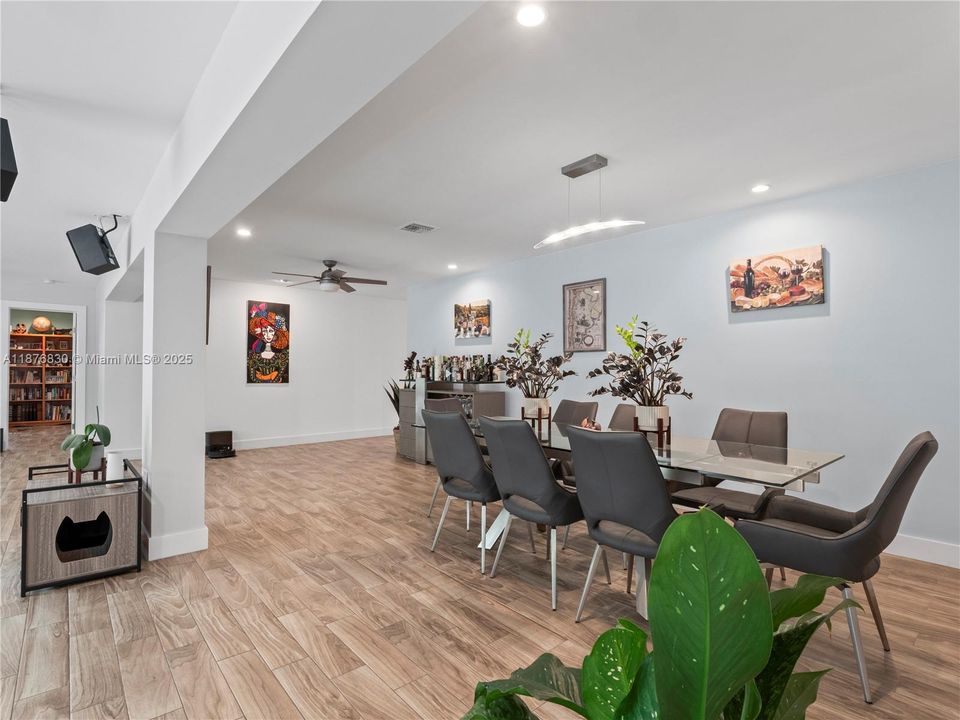 合同活跃: $1,250,000 (3 贝兹, 3 浴室, 3295 平方英尺)