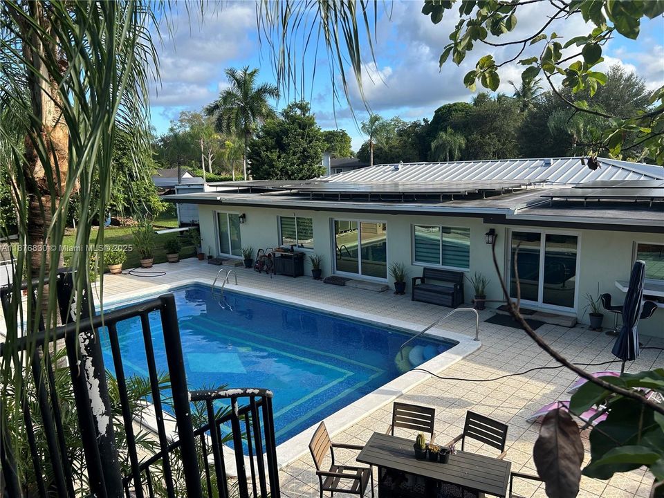 合同活跃: $1,250,000 (3 贝兹, 3 浴室, 3295 平方英尺)