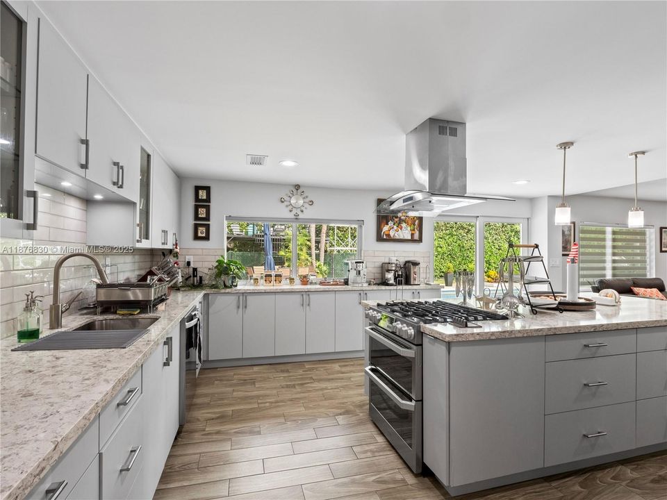 合同活跃: $1,250,000 (3 贝兹, 3 浴室, 3295 平方英尺)