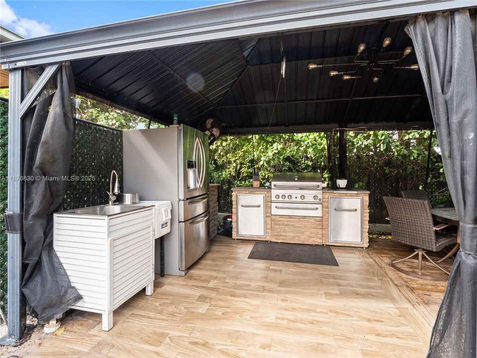 合同活跃: $1,250,000 (3 贝兹, 3 浴室, 3295 平方英尺)