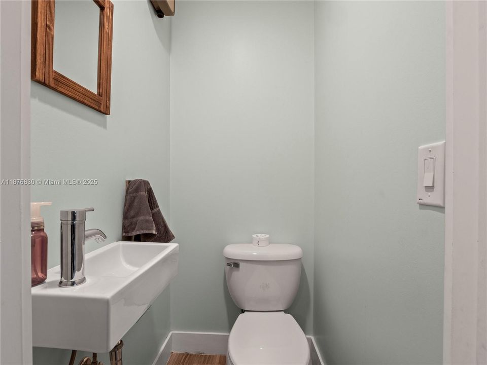 合同活跃: $1,250,000 (3 贝兹, 3 浴室, 3295 平方英尺)