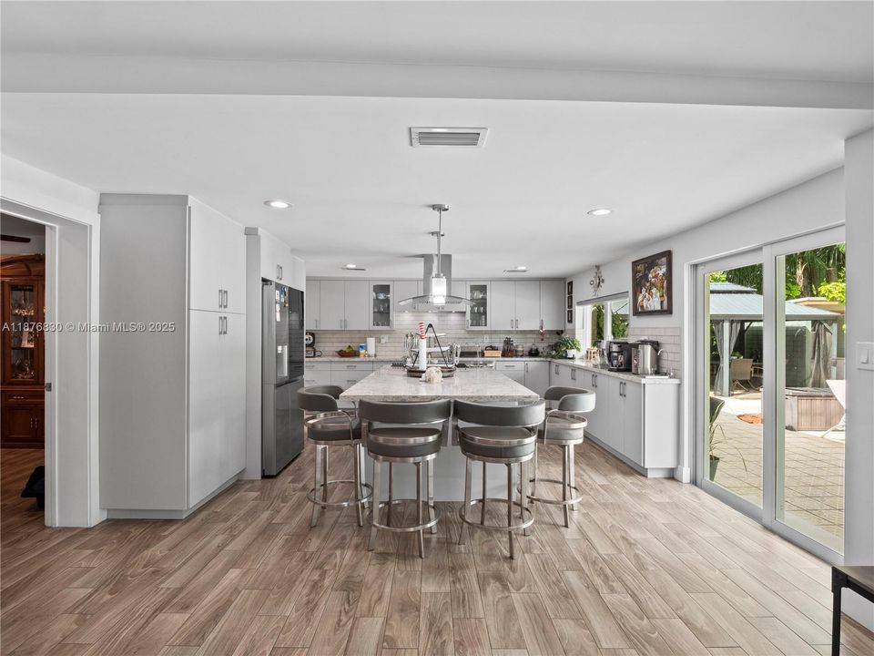 合同活跃: $1,250,000 (3 贝兹, 3 浴室, 3295 平方英尺)