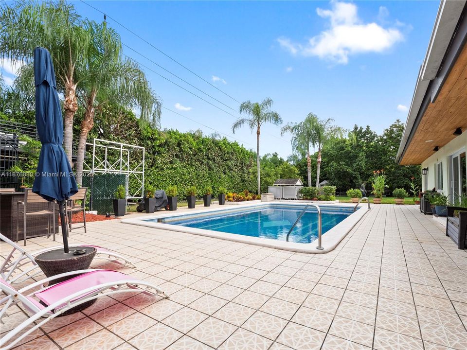 合同活跃: $1,250,000 (3 贝兹, 3 浴室, 3295 平方英尺)