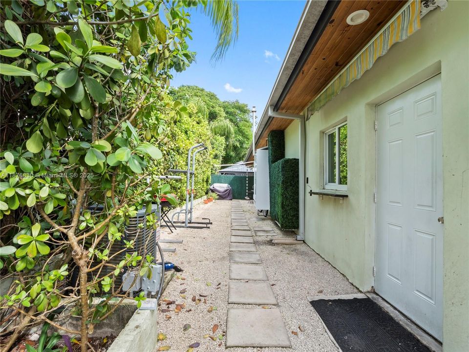 合同活跃: $1,250,000 (3 贝兹, 3 浴室, 3295 平方英尺)