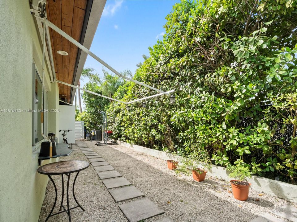 合同活跃: $1,250,000 (3 贝兹, 3 浴室, 3295 平方英尺)