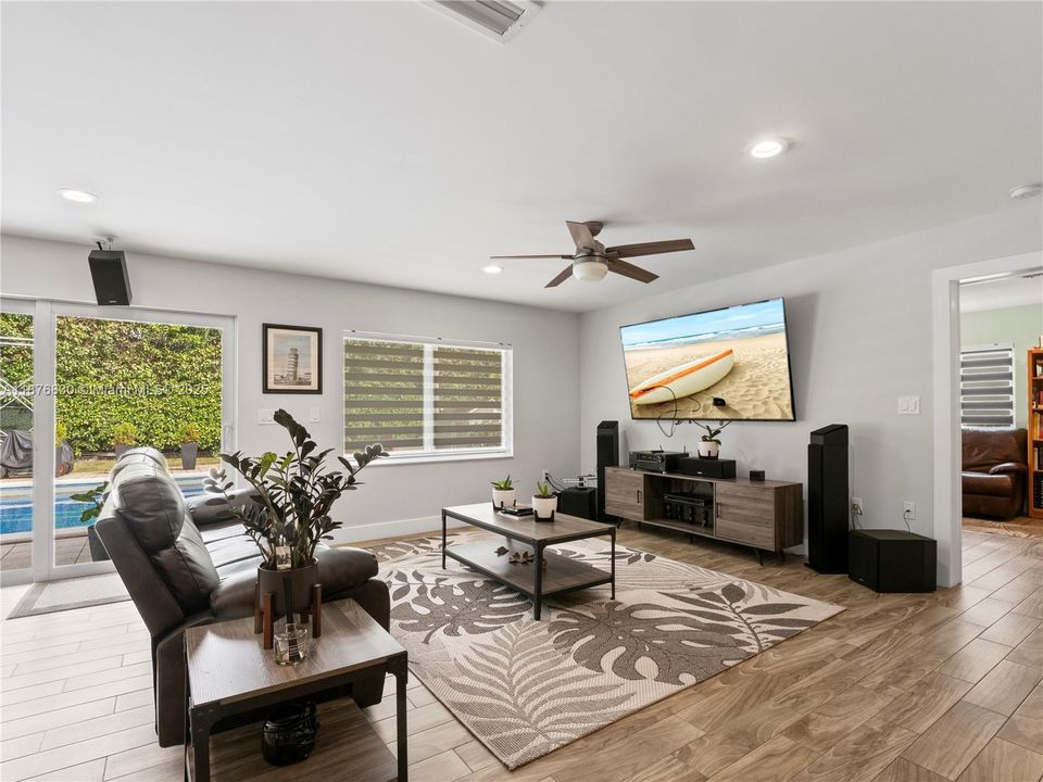 合同活跃: $1,250,000 (3 贝兹, 3 浴室, 3295 平方英尺)