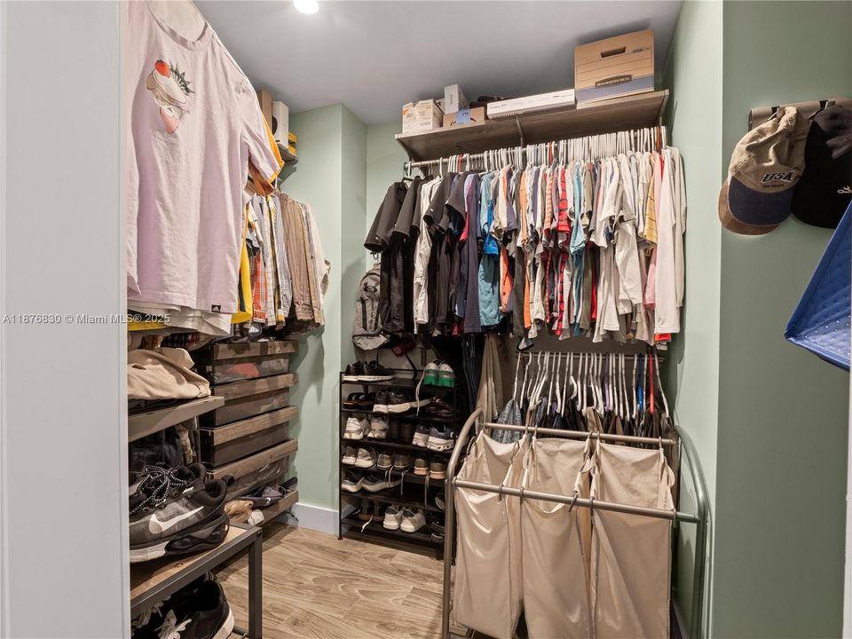 合同活跃: $1,250,000 (3 贝兹, 3 浴室, 3295 平方英尺)