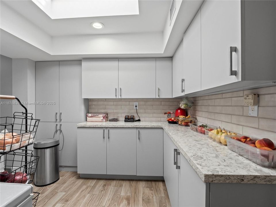 合同活跃: $1,250,000 (3 贝兹, 3 浴室, 3295 平方英尺)