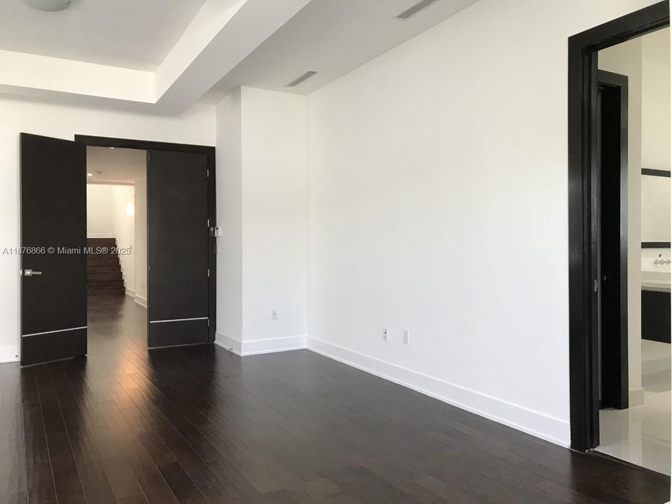 Recently Rented: $7,600 (5 beds, 5 baths, 3904 Square Feet)