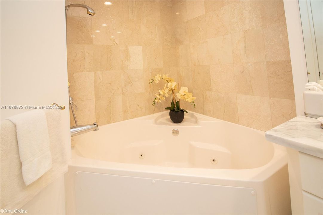 For Sale: $990,000 (2 beds, 2 baths, 1610 Square Feet)