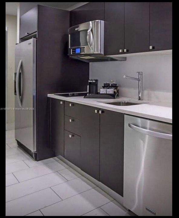 待售: $118,000 (1 贝兹, 1 浴室, 705 平方英尺)