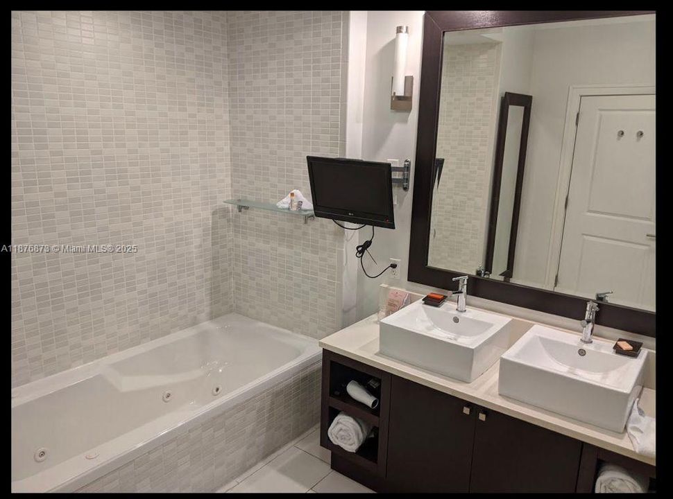 待售: $118,000 (1 贝兹, 1 浴室, 705 平方英尺)