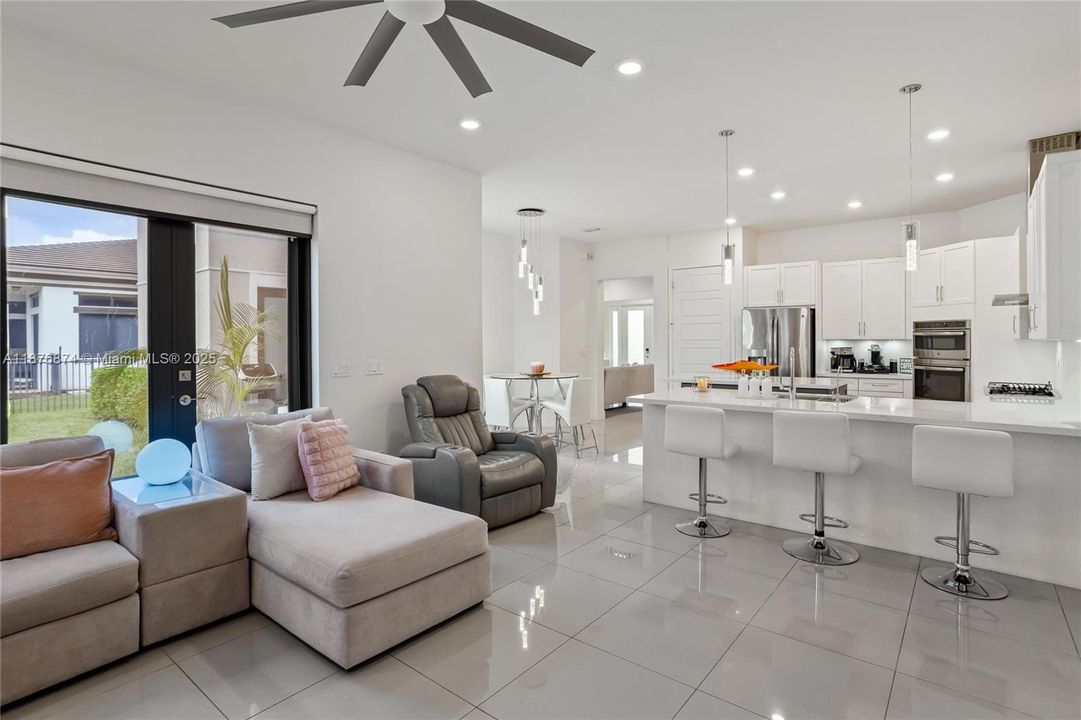 На продажу: $1,600,000 (5 спален, 4 ванн, 4142 Квадратных фут)