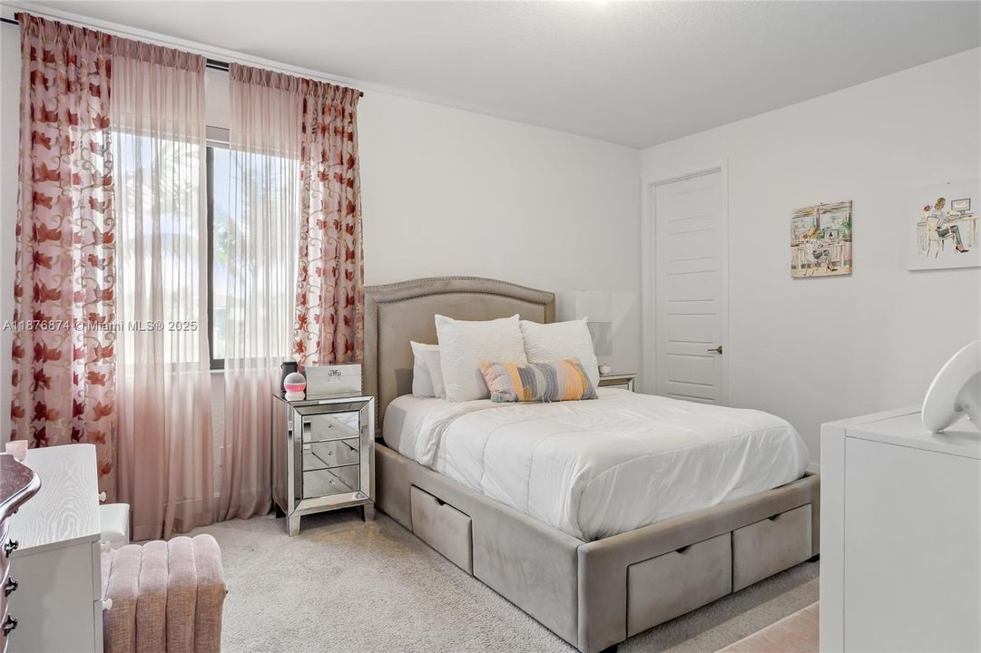 На продажу: $1,600,000 (5 спален, 4 ванн, 4142 Квадратных фут)