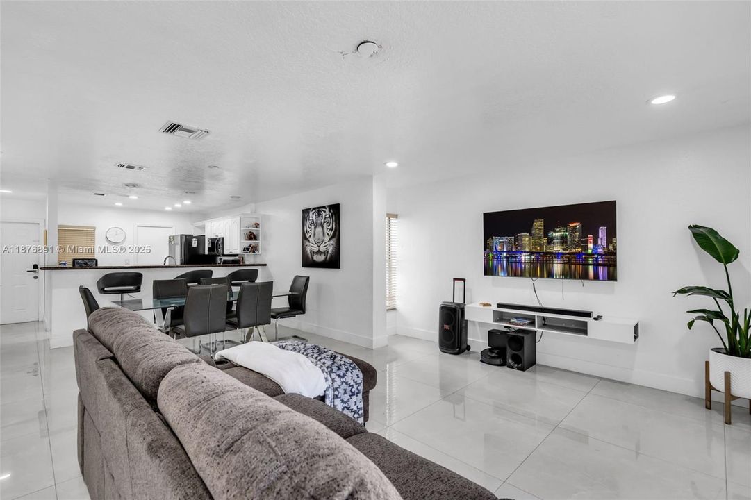 For Sale: $370,000 (3 beds, 2 baths, 1360 Square Feet)