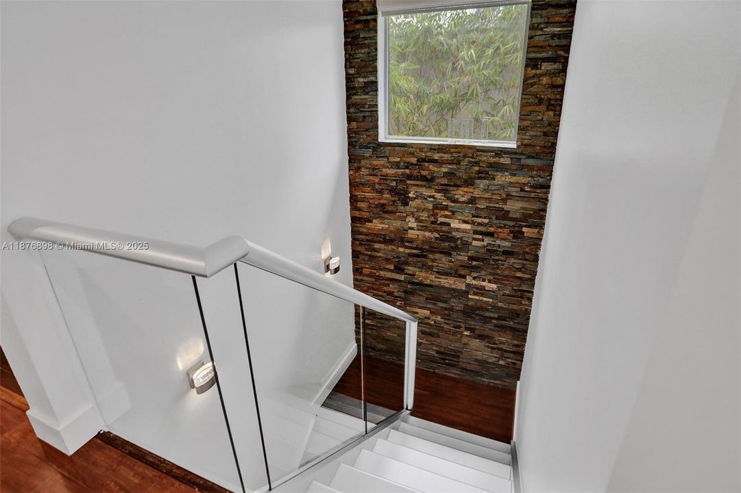 最近售出: $695,000 (5 贝兹, 3 浴室, 1705 平方英尺)