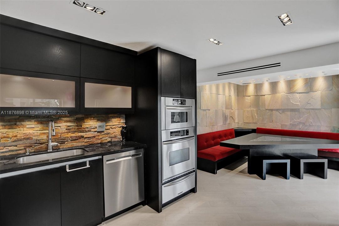 最近售出: $695,000 (5 贝兹, 3 浴室, 1705 平方英尺)