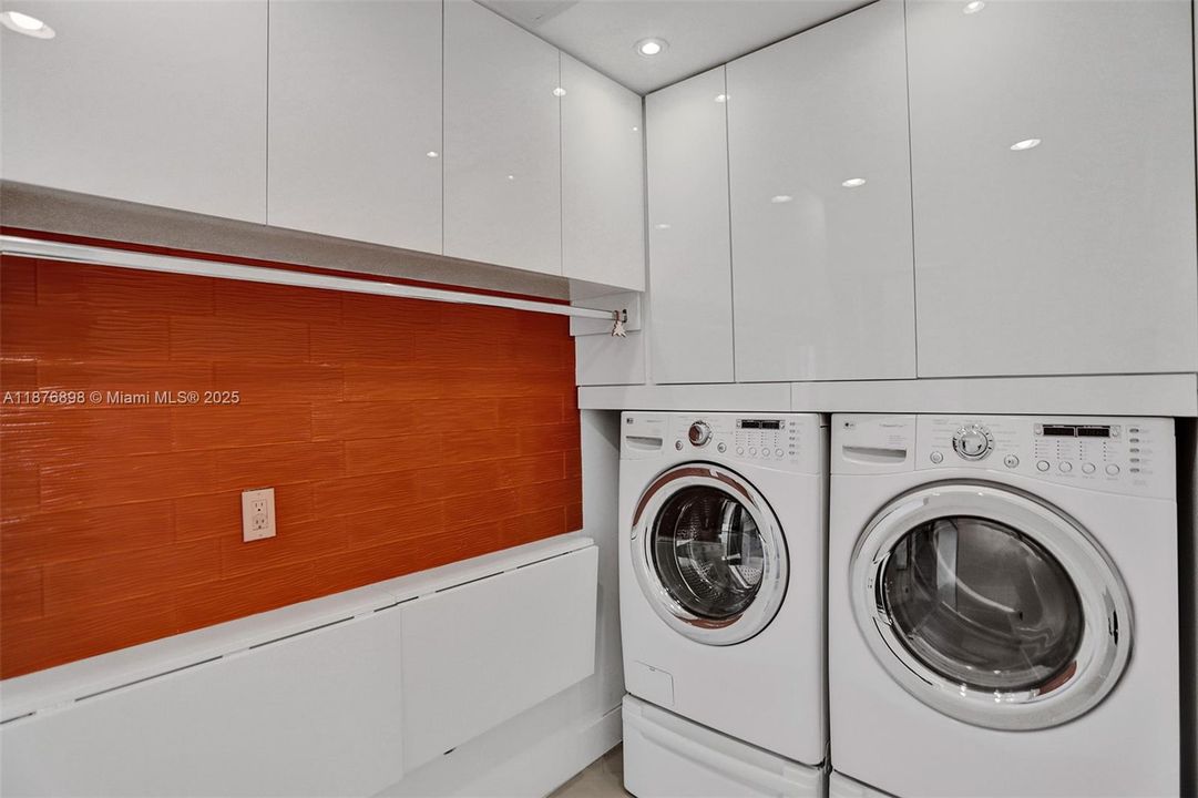 最近售出: $695,000 (5 贝兹, 3 浴室, 1705 平方英尺)