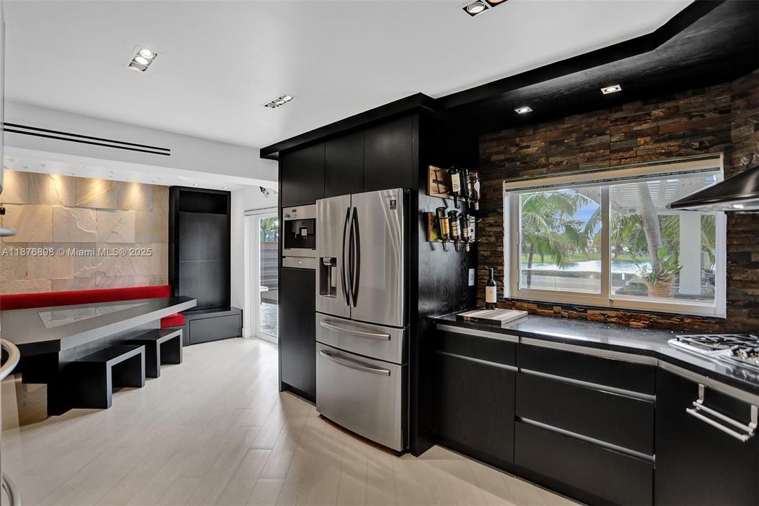 最近售出: $695,000 (5 贝兹, 3 浴室, 1705 平方英尺)