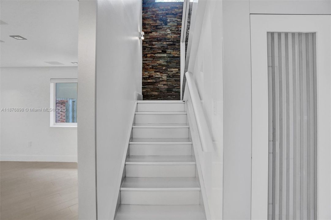 最近售出: $695,000 (5 贝兹, 3 浴室, 1705 平方英尺)