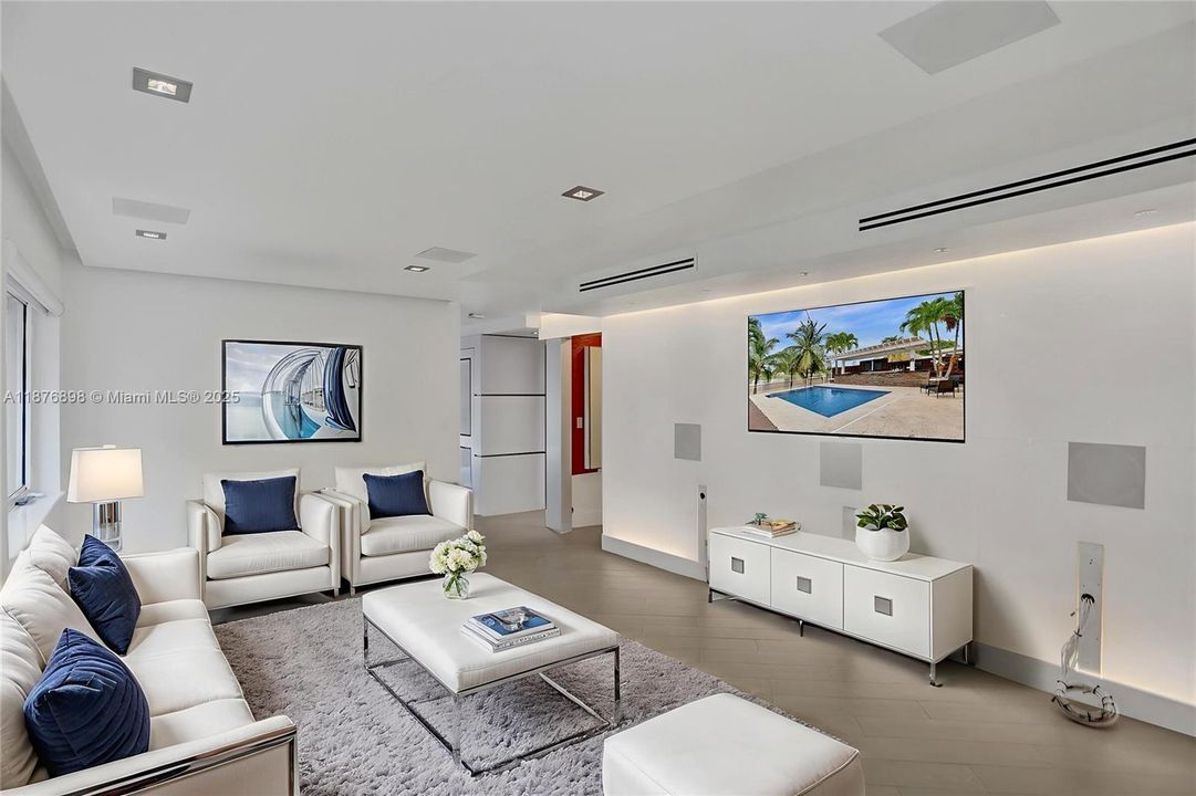 最近售出: $695,000 (5 贝兹, 3 浴室, 1705 平方英尺)