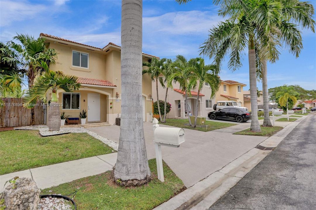 最近售出: $695,000 (5 贝兹, 3 浴室, 1705 平方英尺)