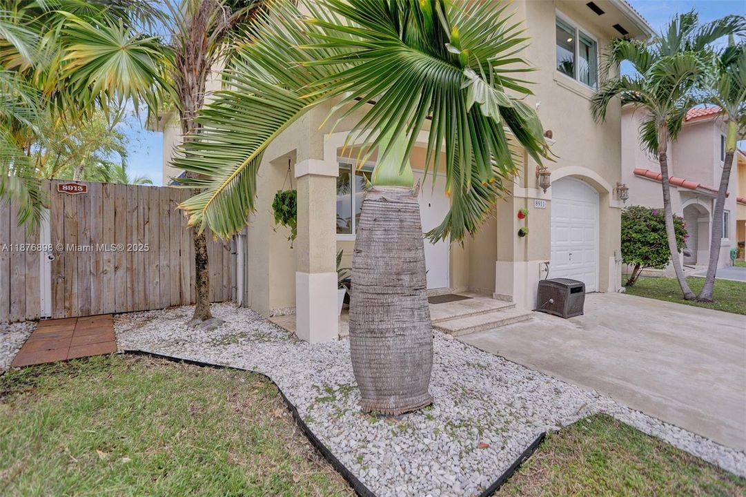 最近售出: $695,000 (5 贝兹, 3 浴室, 1705 平方英尺)