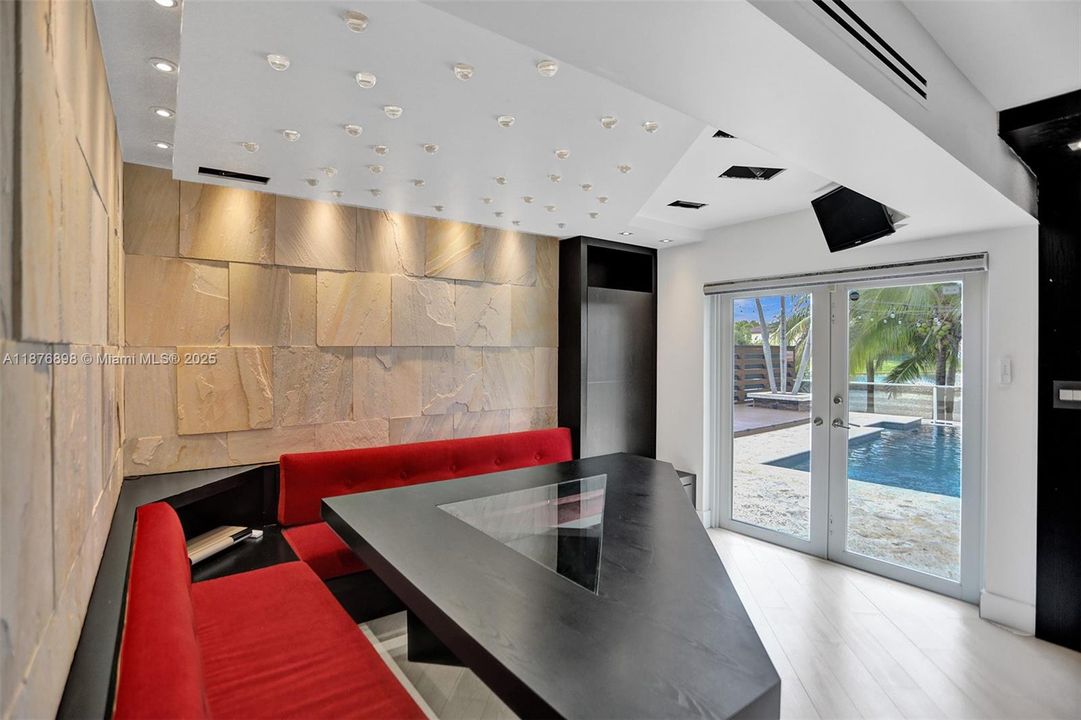 最近售出: $695,000 (5 贝兹, 3 浴室, 1705 平方英尺)