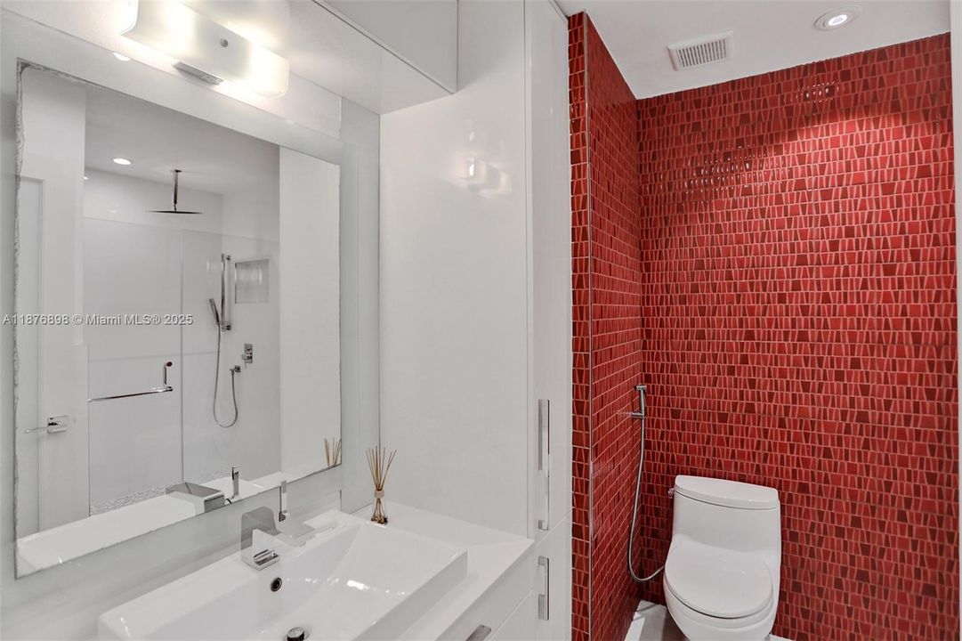 最近售出: $695,000 (5 贝兹, 3 浴室, 1705 平方英尺)