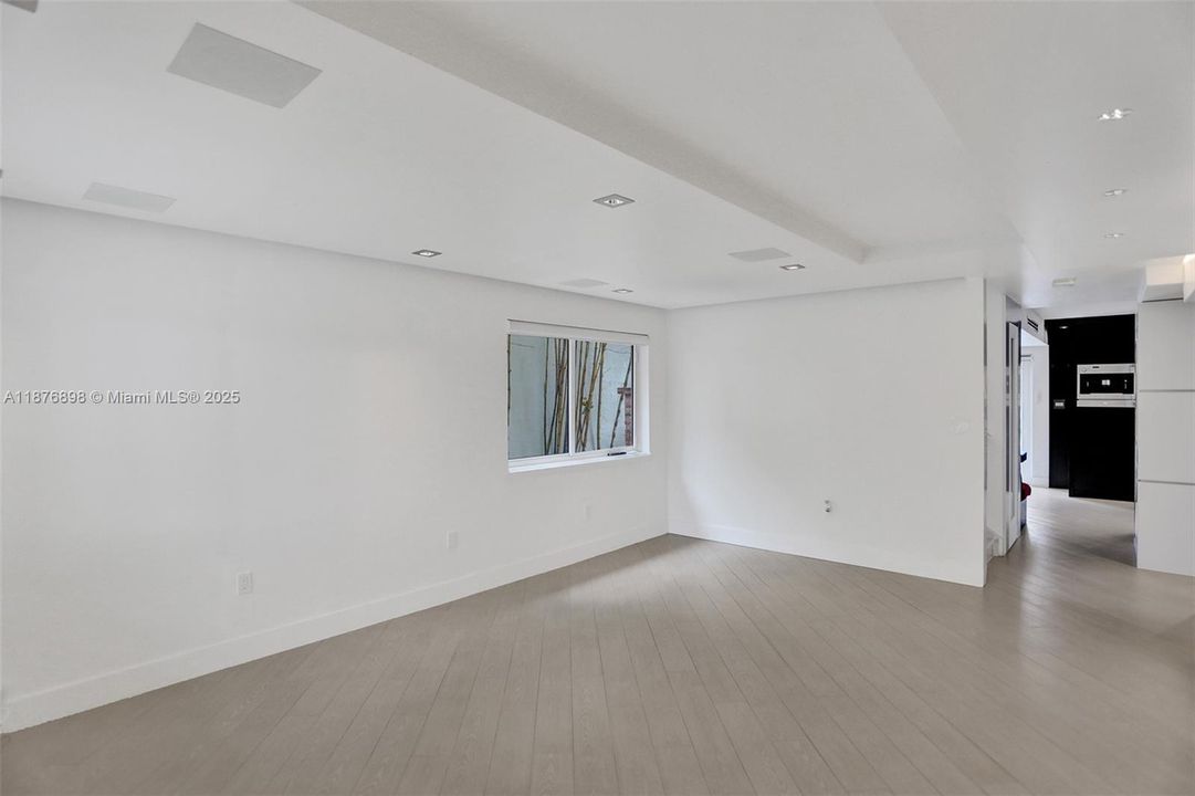 最近售出: $695,000 (5 贝兹, 3 浴室, 1705 平方英尺)