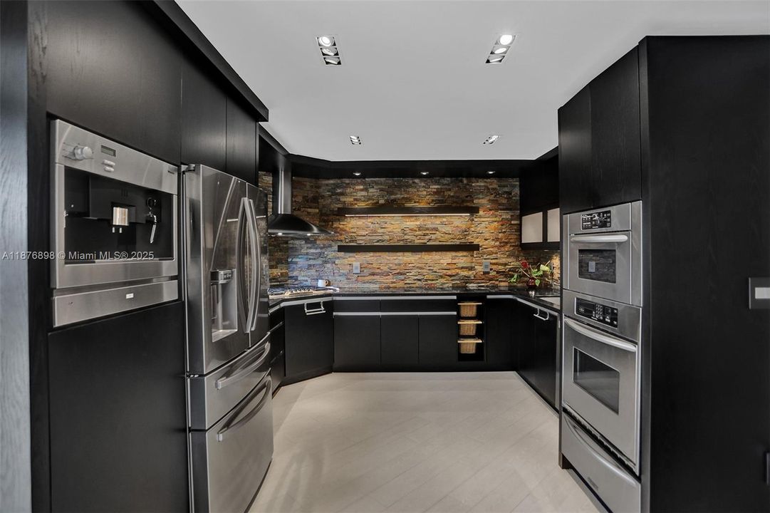 最近售出: $695,000 (5 贝兹, 3 浴室, 1705 平方英尺)