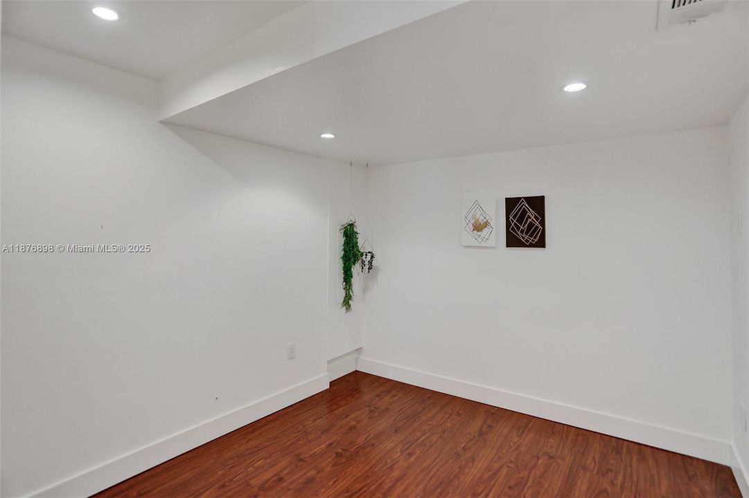 最近售出: $695,000 (5 贝兹, 3 浴室, 1705 平方英尺)