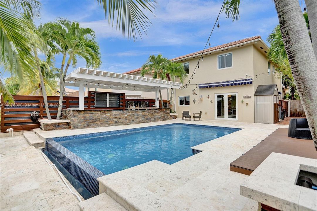 最近售出: $695,000 (5 贝兹, 3 浴室, 1705 平方英尺)